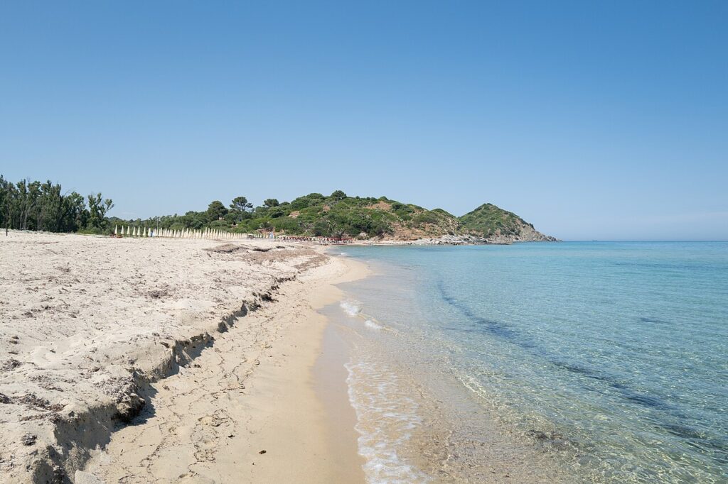 Video della spiaggia bianca e il mare cristallino attorno allo Scoglio di Peppino a Costa Rei